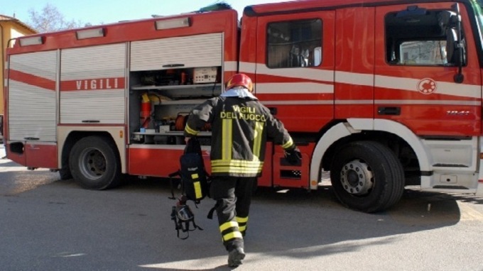 Trattore a fuoco in un tunnel agricolo a Revello
