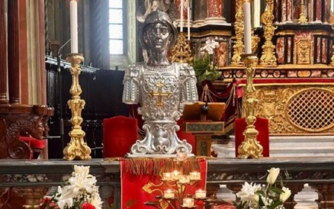 La messa solenne con il Vescovo, nel pomeriggio la processione