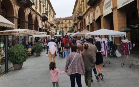 Domenica di shopping con record di bancarelle