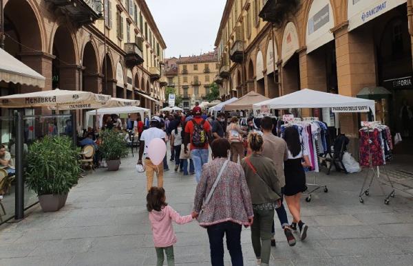 Domenica di shopping con record di bancarelle