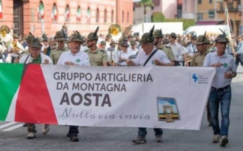 La grande festa degli artiglieri Sfilano in città gli alpini dell’Aosta