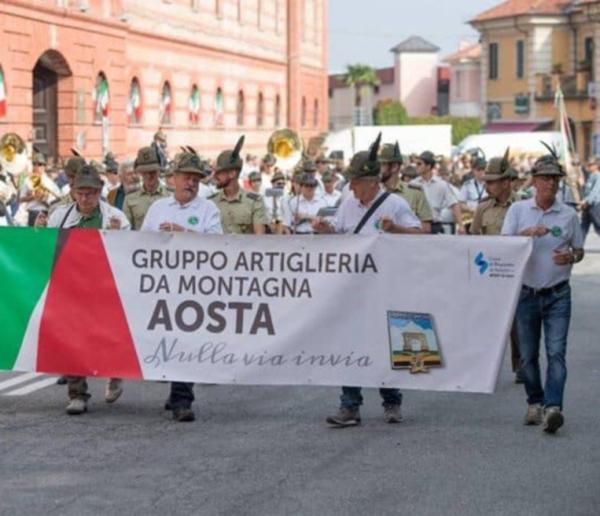 La grande festa degli artiglieri Sfilano in città gli alpini dell’Aosta