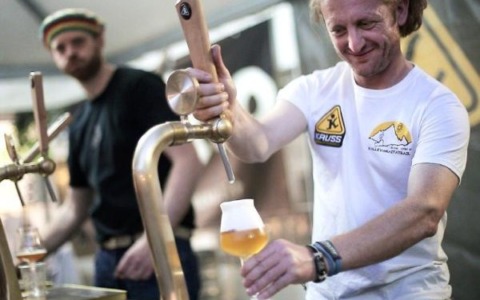 Un viaggio con le birre artigianali tra locali della città e musica live