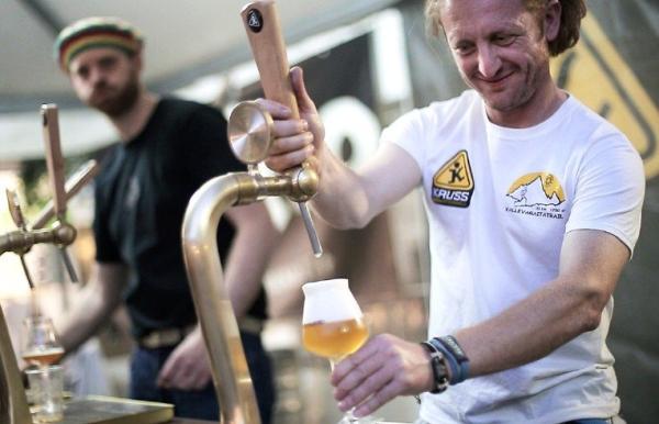Un viaggio con le birre artigianali tra locali della città e musica live