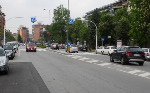 Tir sulla rotonda in corso Roma: traffico in tilt