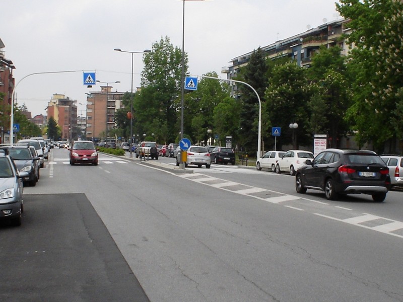 Tir sulla rotonda in corso Roma: traffico in tilt