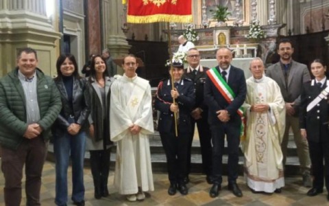 L’abbraccio a don Marco «Voglio essere il parroco del dialogo»