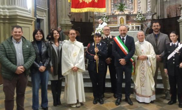 L’abbraccio a don Marco «Voglio essere il parroco del dialogo»