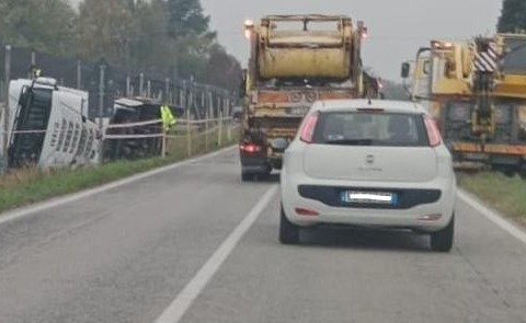 Mezzo pesante si ribalta in via Revello a Saluzzo