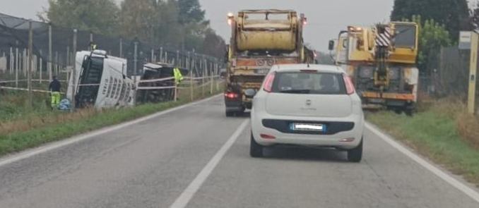 Mezzo pesante si ribalta in via Revello a Saluzzo
