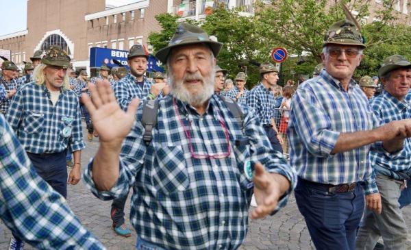 La Monviso festeggia la fratellanza alpina