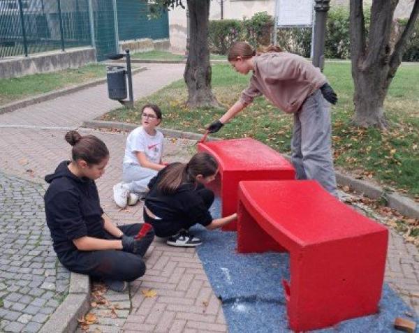 Le panchine rosse dipinte dagli studenti di Scarnafigi