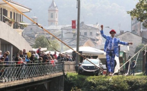 Anche i piccoli sulla slackline. Le lezioni dei funamboli sul Po