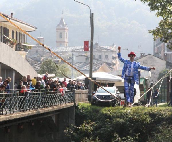 Anche i piccoli sulla slackline. Le lezioni dei funamboli sul Po