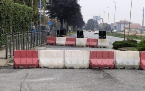Strada “delle scuole” chiusa tra le polemiche