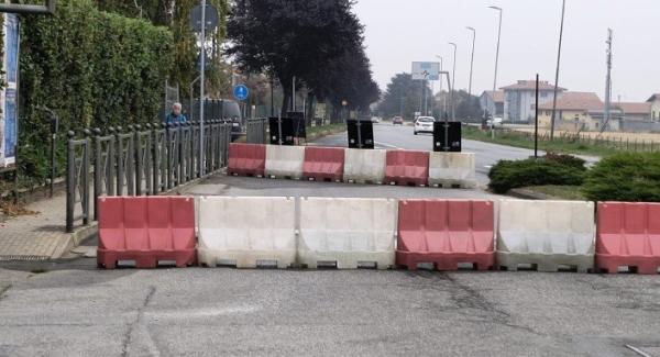 Strada “delle scuole” chiusa tra le polemiche