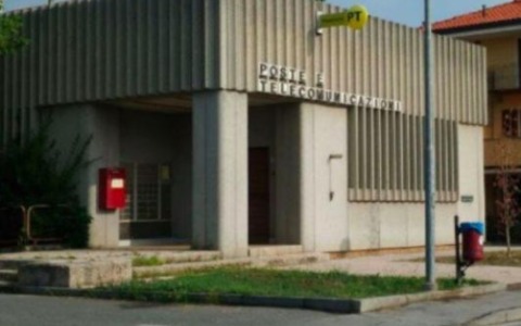 Via l’eternit, si abbatte l’ufficio postale di Manta