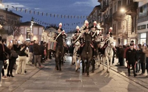 La fanfara a cavallo dei Carabinieri emoziona i saluzzesi