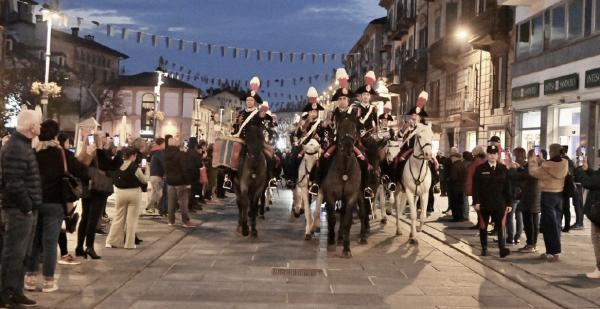 La fanfara a cavallo dei Carabinieri emoziona i saluzzesi