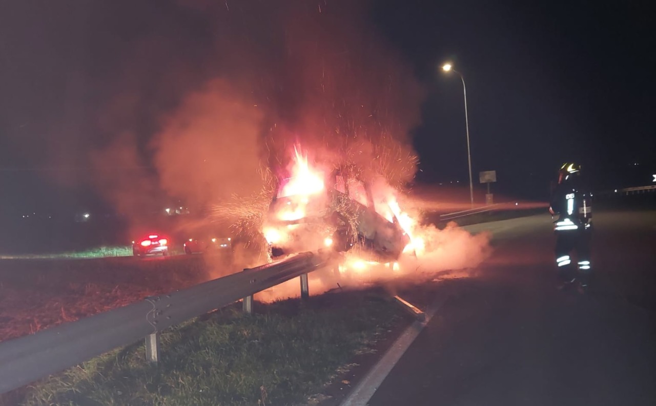 Auto prende fuoco tra Barge e Saluzzo: illesa la conducente