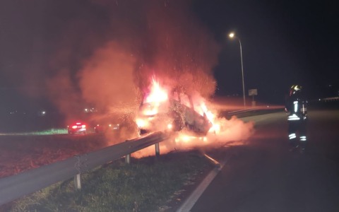 Auto prende fuoco tra Barge e Saluzzo: illesa la conducente