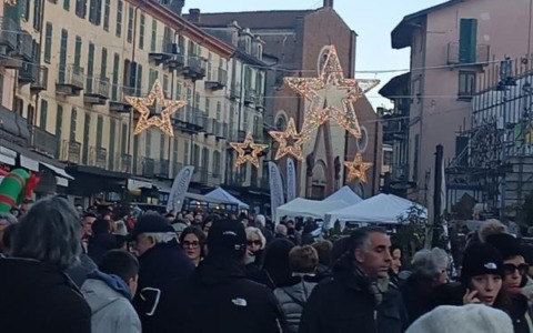 Con Negozi in strada aria di Natale a Saluzzo
