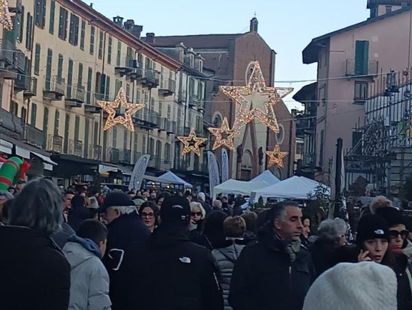 Con Negozi in strada aria di Natale a Saluzzo