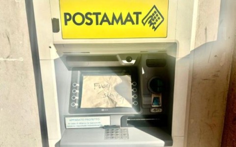 Sfascia il Postamat a colpi d’ascia. Venerdì di paura davanti alle Poste