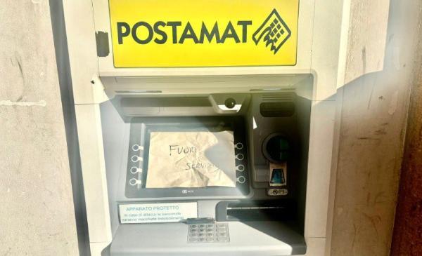 Sfascia il Postamat a colpi d’ascia. Venerdì di paura davanti alle Poste