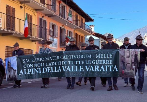 Sampeyre, parata alpina per i 90 anni del gruppo