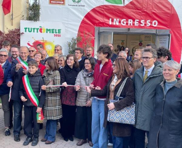 Tuttomele parte con il botto Cavour vetrina del territorio