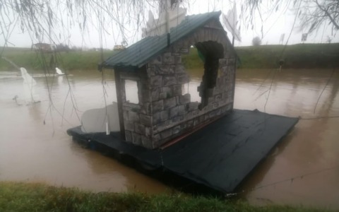 Danneggiato il Presepe galleggiante sul Po di Villafranca