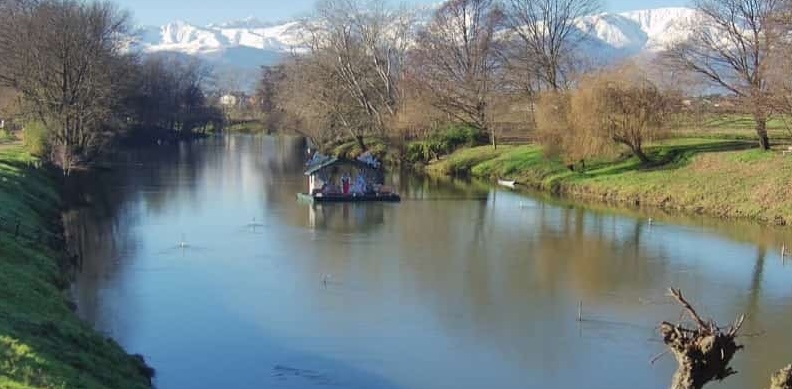 Ripristinata la capanna del presepe sul Po a Villafranca