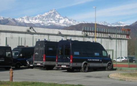 Il carcere nel mirino dei droni Sequestrati cellulari e schede Sim