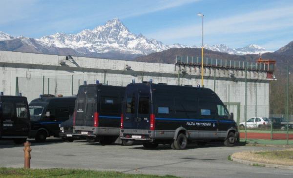 Il carcere nel mirino dei droni Sequestrati cellulari e schede Sim