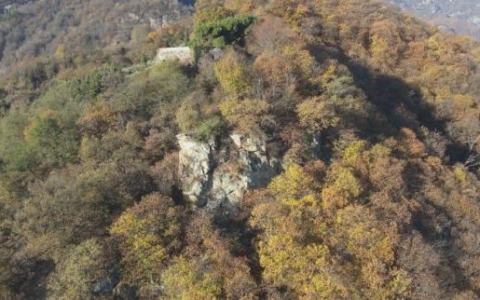 Revello, distacchi dal Bramafam Indagini aeree sulle rocce del forte