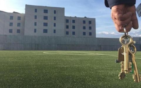 Drone con 4 cellulari si schianta in carcere