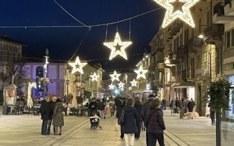 Sant’Andrea ha portato il Natale in città Ora mercatini, trenino e la Taurinense