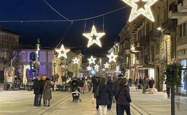Sant’Andrea ha portato il Natale in città Ora mercatini, trenino e la Taurinense