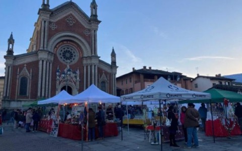 La corsa ai regali di Natale sulle bancarelle di Bagnolo