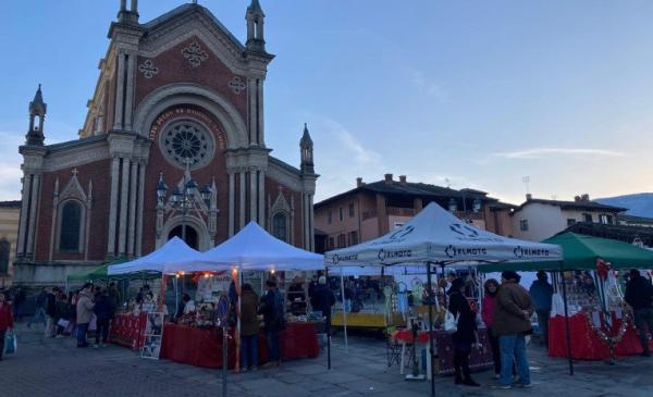 La corsa ai regali di Natale sulle bancarelle di Bagnolo
