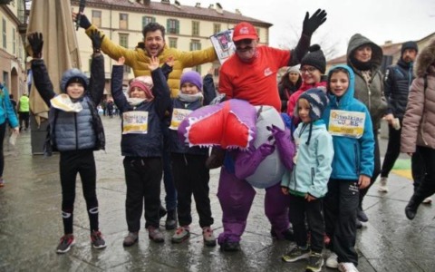 La festa in piazza prima della partenza