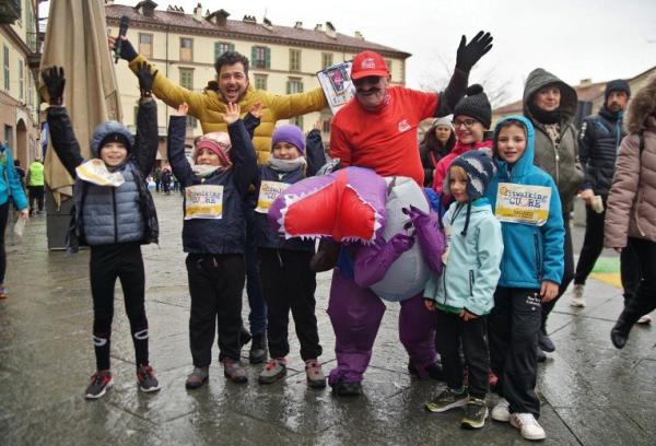La festa in piazza prima della partenza