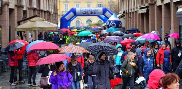 La pioggia non frena l’entusiasmo È sempre il Fitwalking del Cuore