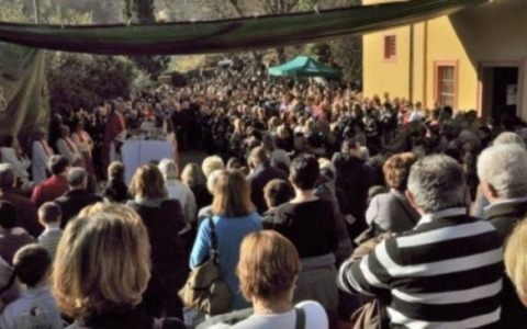 La protezione della gola con le candele incrociate