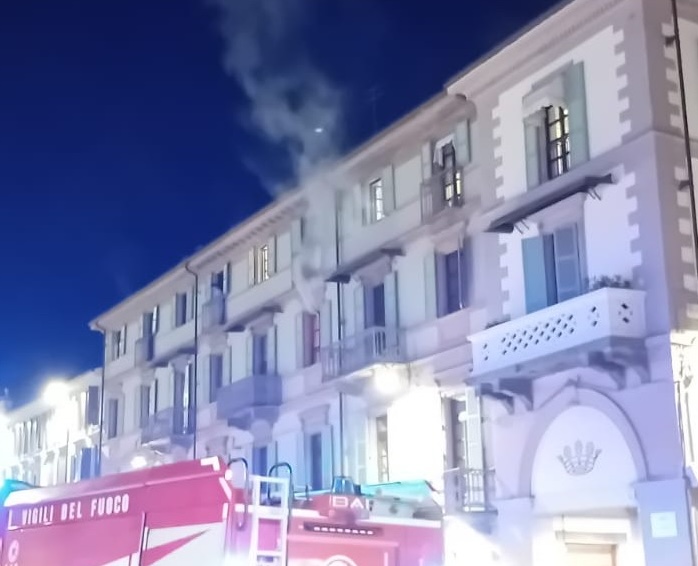 Divampa un incendio in corso Italia: brucia un appartamento