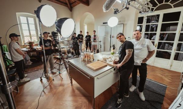 La cucina della villa del ‘300 si trasforma in un set televisivo