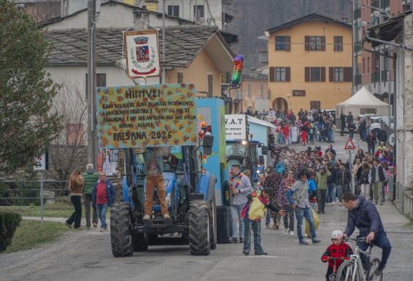 Famiglie Paesana protagoniste Convince il Carnevale dei “carretti”