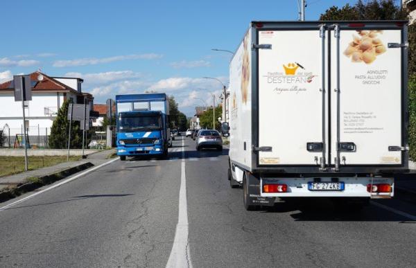 Sulla Saluzzo-Pinerolo il record di camion, furgoni e mezzi pesanti