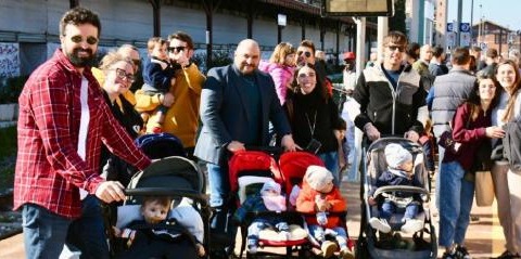 Un treno stracarico di bambini Che sorpresa per la Festa del Papà